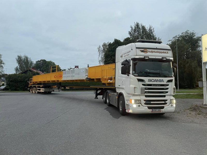 Leveä erikoiskuljetus nosturin kuljetuksessa - Kuljetus Leppälät